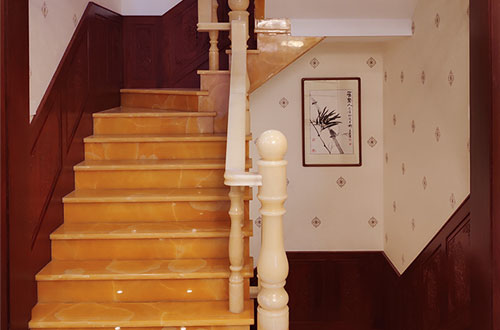 塘厦镇中式别墅室内汉白玉石楼梯的定制安装装饰效果
